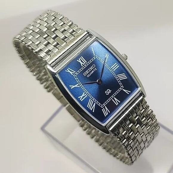 Vintage Style Seiko Quartz Mens Silver Watch & Blue accents W/ Metal Strap - Picture 2 of 8